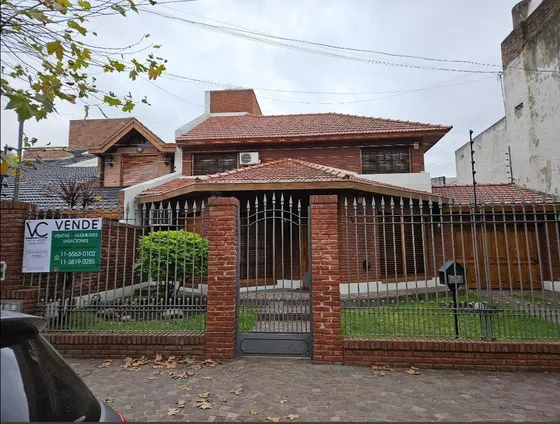 Venta/permuta Espectacular Chalet En San Martín 550 Lomas De Zamora
