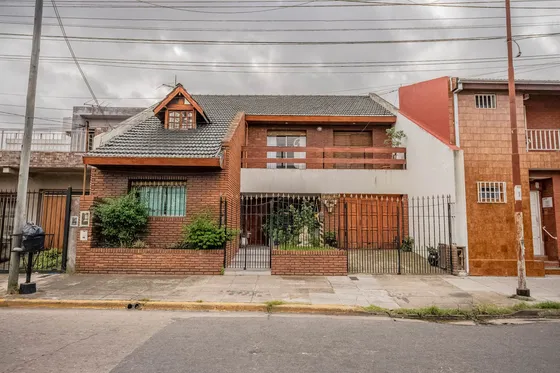 Chalet . 7 Ambientes . Fondo Libre . Apto Desarrollo Inmobiliario . Centro San Justo
