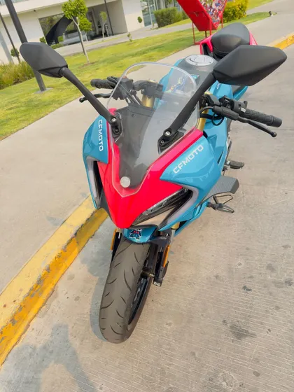 Una Moto Deportiva De Competición De 250 Cc