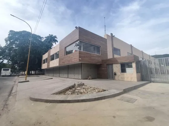 Venta De Locales En Av. Paseo Cabriales, Valencia. - Inmobiliaria Maggi 1067.