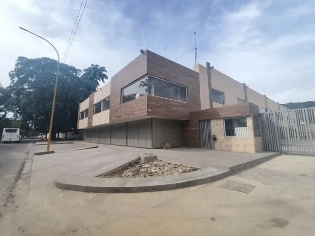 Venta De Locales En Av. Paseo Cabriales, Valencia. - Inmobiliaria Maggi 1067.