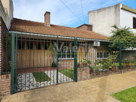 Chalet En Venta 3 Ambientes Con Jardín Y Garage, Barrio Ingles, Hurlingham