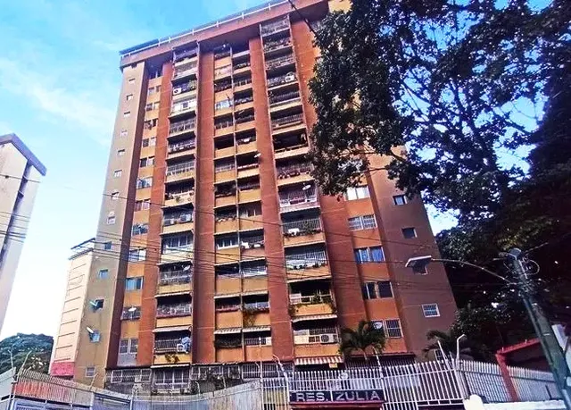 Apartamento En El Paraíso Ubicado En Calle Cerrada Con Dos Puestos De Estacionamiento