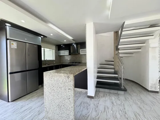 Hermanas Mota Venden O Alquilan Townhouse En Res.casa Verde 