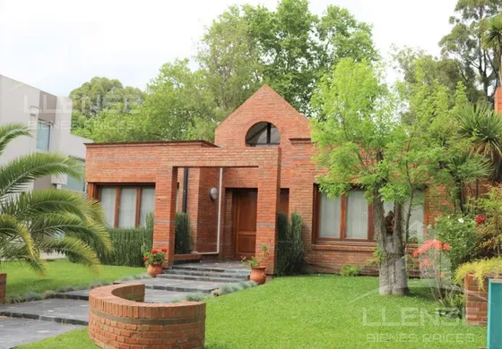 Casa 5 Ambientes Con Piscina Amoblada En Venta - Club El Carmen