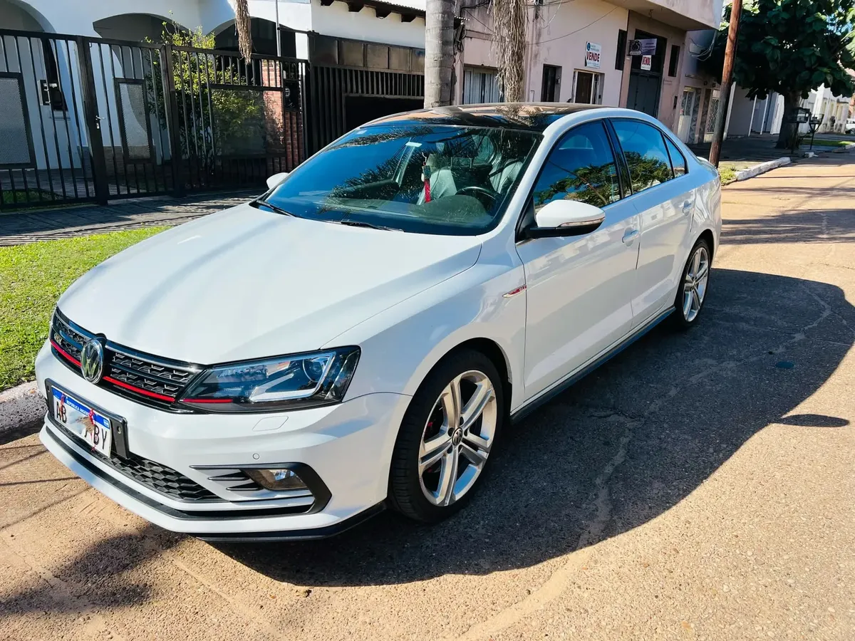 Volkswagen Vento 2.0 TSI GLI 211 HP App-Connect + Navigation DSG