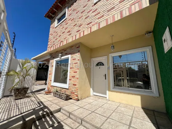 Ecl Espectacular Townhouse  En Turmero 24-15517