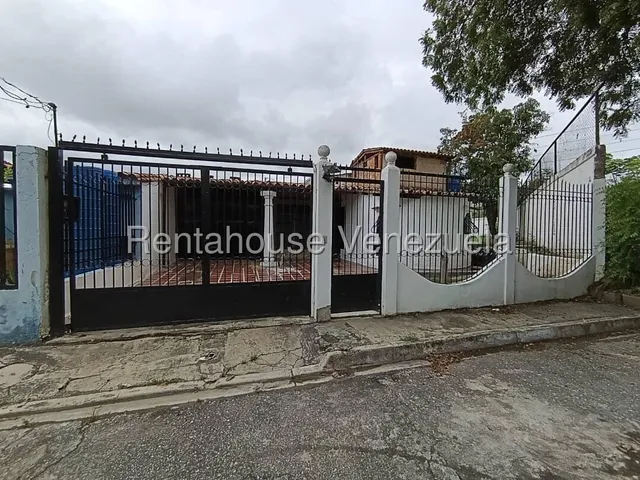 Bella Comoda Y Fresca Casa En Venta En Valle Hondo, Amplia Cabudare Amplia, Con Patio Grande Y Verde, Dormitorios De Muy Buen Tamaño Gabriela C