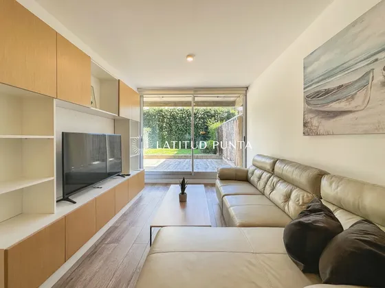 Apartamento En Alquiler Anual En Punta Del Este Con Jardín, 1 Dormitorio, Península