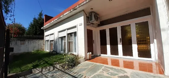 Palomar Venta Casa 3 Ambientes Con Dependencias Y Pileta