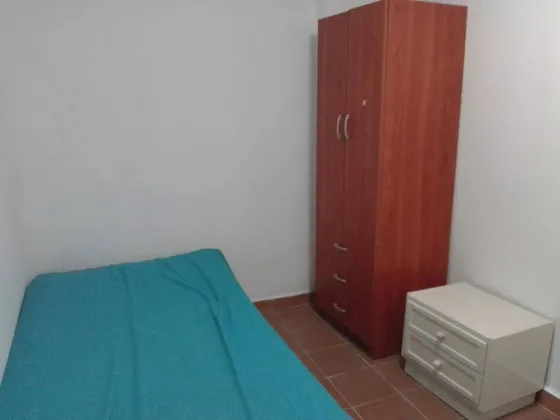 Rento Pequeña Habitación Con Entrada Independiente, Amoblada, Cerca Ucv; Magnifica Ubicación, Excelente Acceso Al Transporte, Abosuta Tranquilidad.
