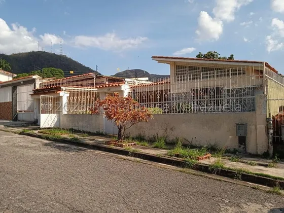 Cómoda Casa En Conjunto Cerrado, Ubicada En La Urbanización Parque El Trigal, Para Remodelar A Su Gusto... La Misma Cuenta Con 4 Habitaciones, 3 Baños, Estudio, Lavandero