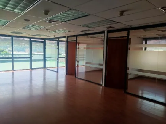 Alquilo Un Galpón (plantas Industriales) Con Oficinas Tabicadas Más Áreas De Almacenamiento. 435 M2. Los Ruices. E. Waldemar