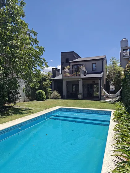 Casa En Venta En Hurlingham  5 Ambientes Con Pileta Climatizada Y Parrilla