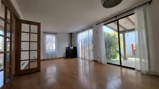 Casa En Venta De 4 Dorm. En Peñalolén