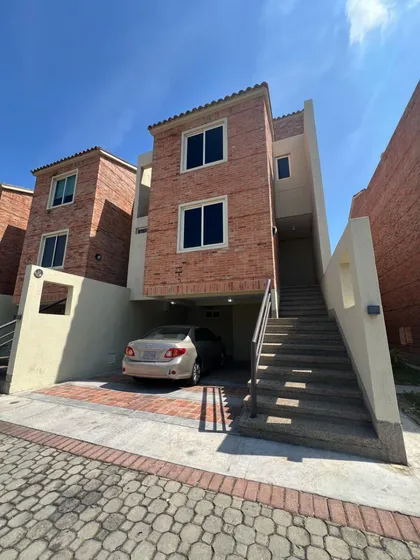 (gb989) En Alquiler Town House En Vista Lago