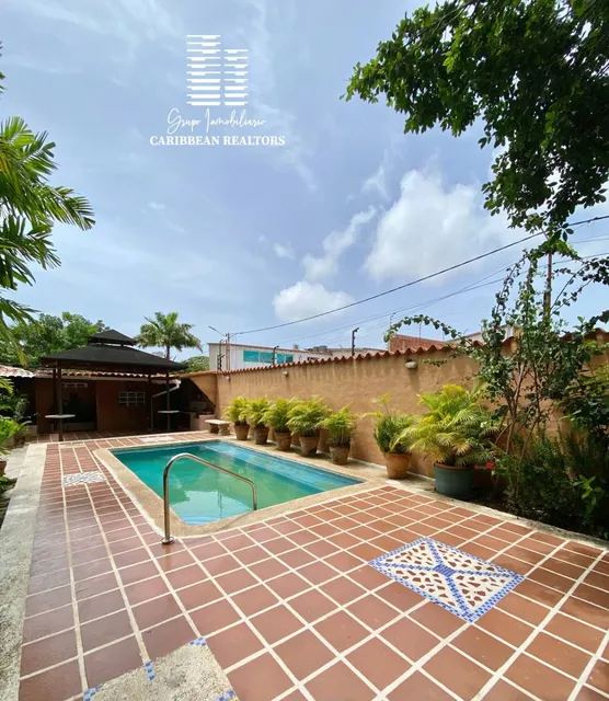 En Venta Acogedora Casa Quinta, Con Vista Al Cerro Guayamuri, En La Urbanización La Veguita