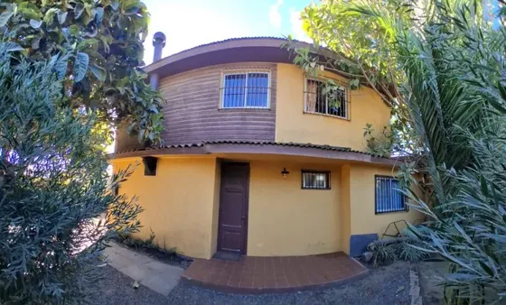 Casa Aislada Y Amplia A Excelente Conectividad