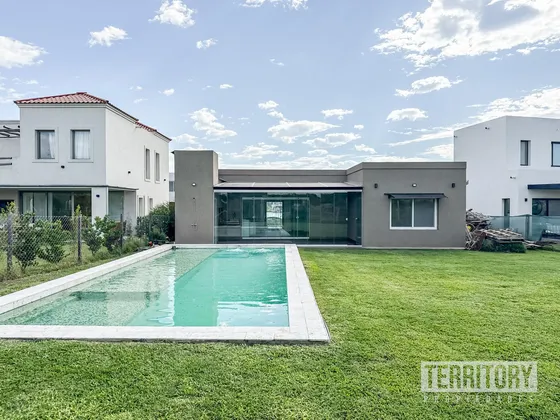 Casa En Venta En El  Barrio Santa Ana, Villa Nueva, Tigre