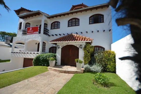 Alquiler Casa 4 Dormitorios Barrio Las Farolas Con Cochera