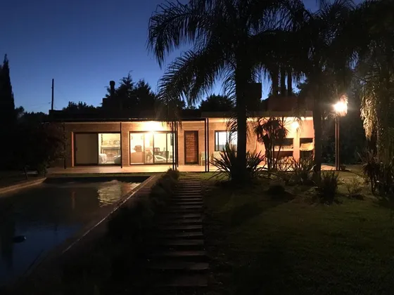 Casa Quinta Sobre Parque Arbolado De 1200 M2 De Un Solo Ambiente Amplio Con Cocina Incorporada, Lavadero Y Baño, Galería Con Asador, Pileta Completa De 10.5 X 4 Mts.