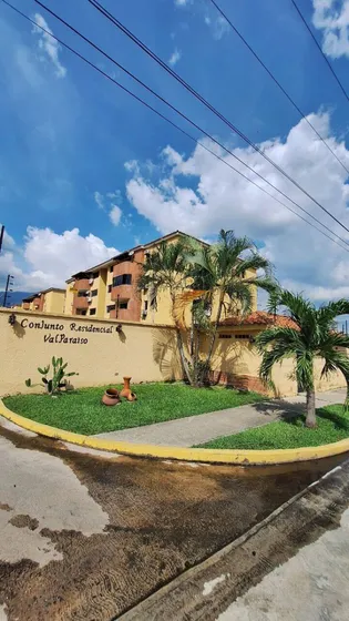 Apartamento En Venta En Res. Valparaiso, San Diego 100 Mtrs.