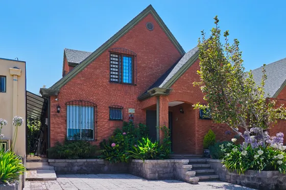 Hermosa Casa Inglesa En Condominio Frente A Paseo Pie Andino
