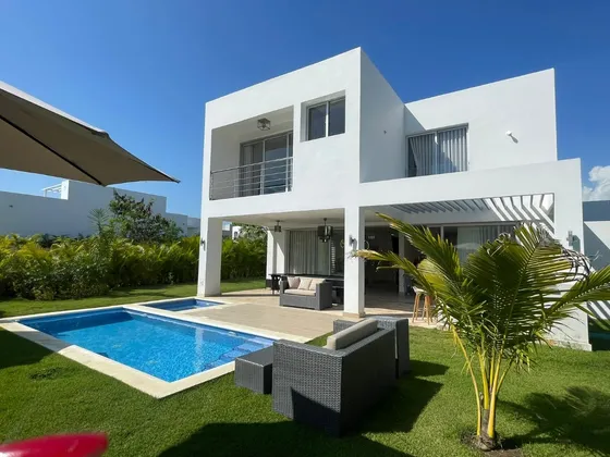 Villa En La Romana Cerca Del Mar, En Residencial Cerrado Con Areas Sociales 