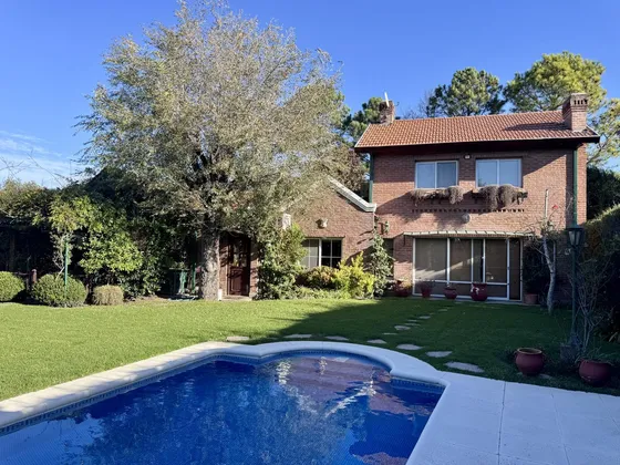 Casa En  Venta Barrio Campos De Echeverria Canning