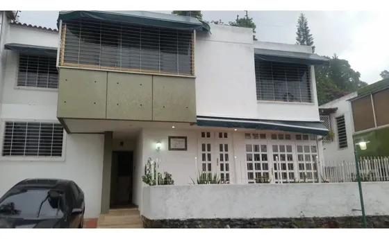En Venta Town House La Trinidad Ciudad Satelite 236m2,4h,4b,2p Hl