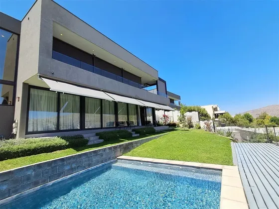 Casa En Venta De 4 Dorm. En Lo Barnechea