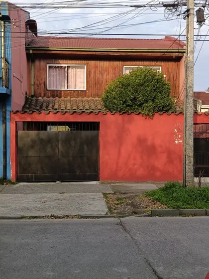 Amplia Casa Central Con Patio Compartido 4d 2b