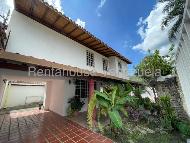 Casa Quinta En Venta De Dos Plantas Remodelada En Excelente Ubicación Con Entrada Doble Por Dos Calles Principales Nela 25-10299