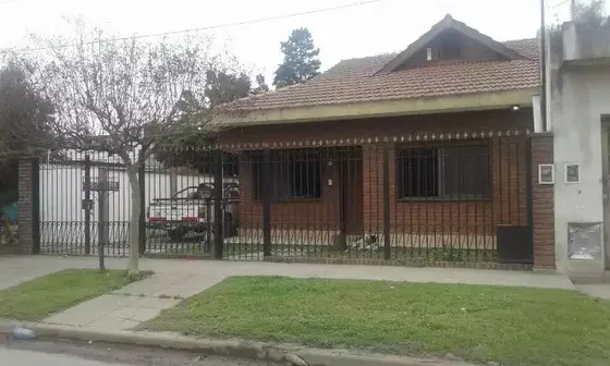 Casa De 3 Ambientes Con Cochera Y Dormitorio Para Huéspedes