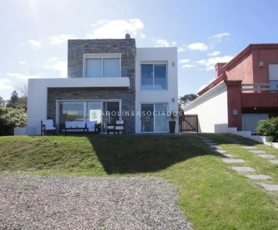 Hermosa Casa En Venta De 4 Dormitorios Frente Al Mar En Montoya, Punta Del Este.