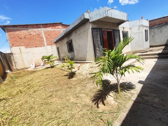 Casa Com 3 Quartos E 2 Banheiros - 100 M2 + 240m2 De Terreno