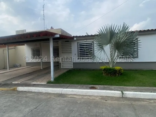 Hermosa Y Moderna Casa En Venta Cerca Del Este De Barquisimeto. Diseña Con 3 Habitaciones, 2 Salas De Baño, Cocina, Comedor, Sala, Estar, Área De Servicios, Tanque Subterráneo Y Estacionamiento Techad