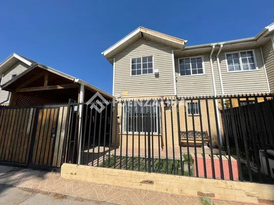Casa En Venta De 4 Dorm. En Maipú