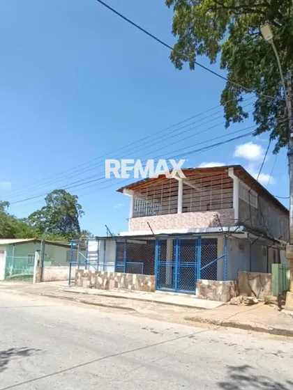 Casa De 2 Plantas Con 2 Apartamentos Anexos En Venta Mun. Diaz / Isla De Margarita / 1984