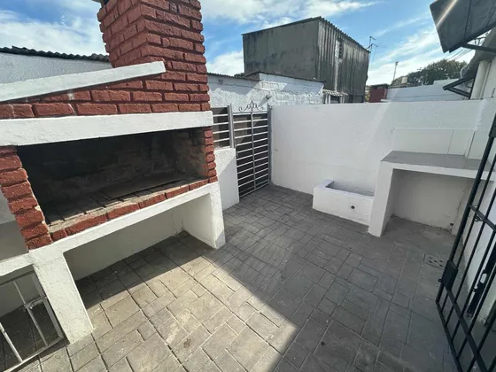 Alquiler De Casa Show Y Gronardo ,2 Dormitorios Cocina Comedor, Patio Con Parrillero ,$ 15900 Gc $ 2800, Incluye Ose E Impuestos,( Garantias ,anda,porto ,seguro)