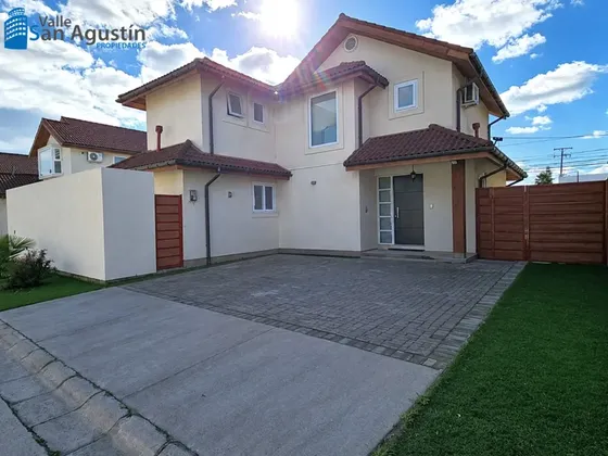 Hermosa Casa En Condominio: 3 Dormitorios - 3 Baños- Piscina