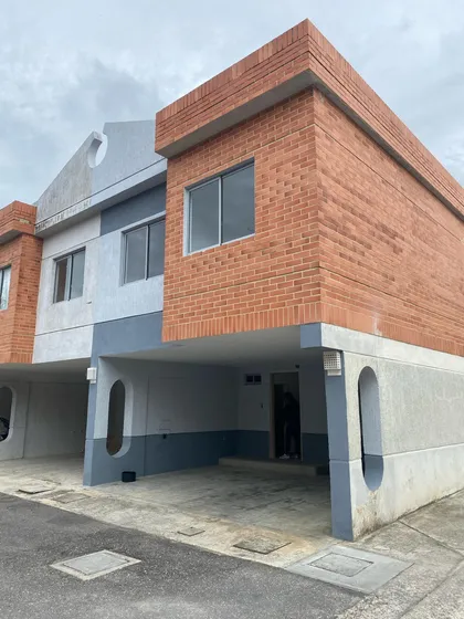 Mariana Vende Townhouse En Obra Blanca San Diego Norex