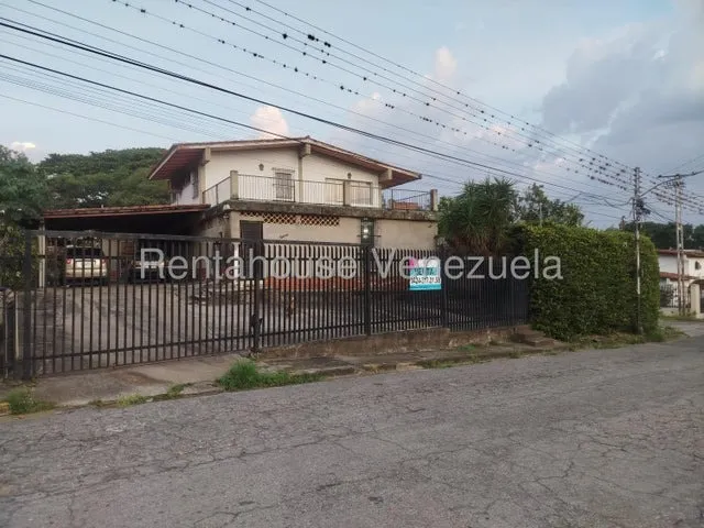 Jip 25-22789. Rent-a-house Vende Hermosa Casa De 2 Niveles De 1162 Mts2, Rodeada De Hermosos Jardines, Piscina. En Urb. Los Rauseos, El Limon