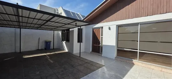 Casa En Venta De 4 Dorm. En La Florida