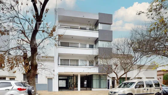 Departamento De 1 Dormitorio Con Cochera En Venta, La Plata