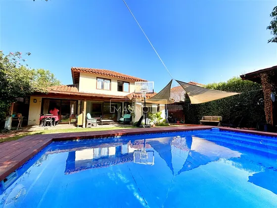 Casa En Arriendo De 5 Dorm. En Colina