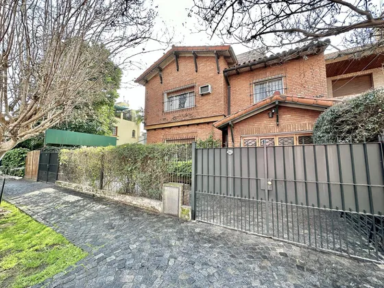 Comoda Casa Con Jardin En El Mejor Sector De Olivos Sobre Un Lote De 479m2.