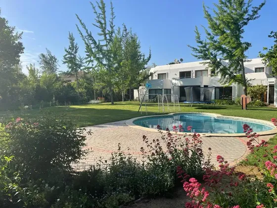 Gran Casa En Venta 5 Dorm. En Condominio Las Brisas