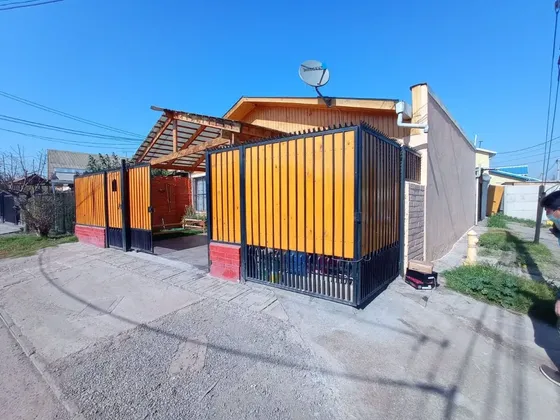 Casa Familiar En Esquina Con Quincho En Peñaflor.