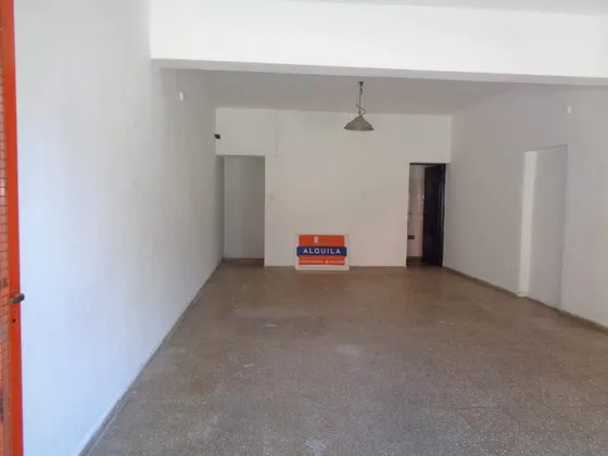Barrio San Martín - Local Comercial Externo, Amplio Y Luminoso Con Vidriera A La Calle, Depósito Y Baño Privado